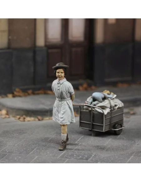 Girl with her stuff, 1/35 - Royal Model RM754
