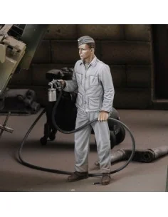 Soldier spray painting, 1/35 - Royal Model RM758