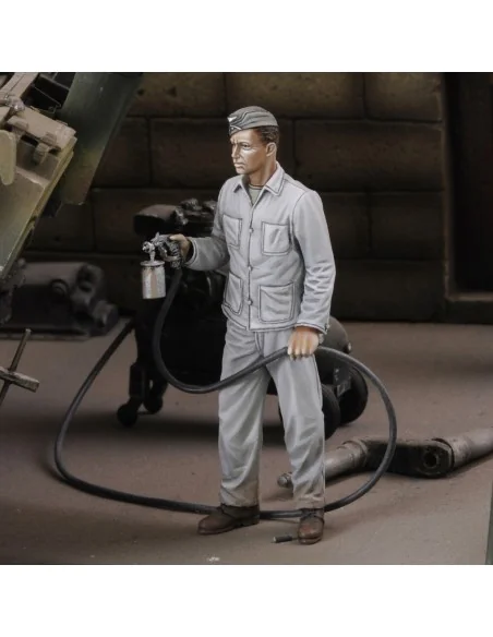 Soldier spray painting, 1/35 - Royal Model RM758