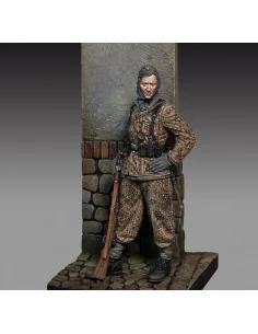 Waffen SS Grenadier with rifle, 1/35 - Royal Model RM795