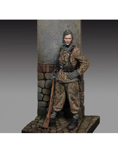 Waffen SS Grenadier with rifle, 1/35 - Royal Model RM795