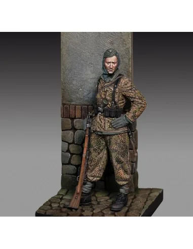 Waffen SS Grenadier with rifle (75mm) - Royal Model RM800
