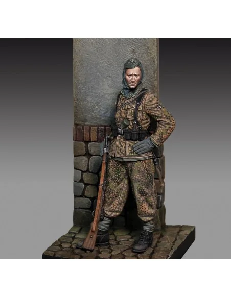 Waffen SS Grenadier with rifle (75mm) - Royal Model RM800