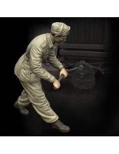 [NO_DESC] Italian infantry ‘cranking up’, 1/35 - Royal Model RM811