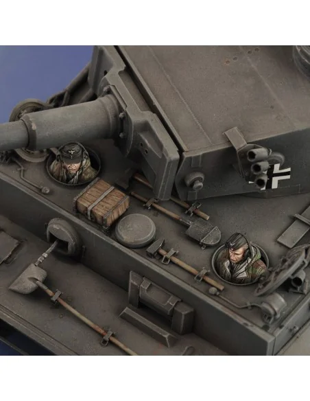 German tank crew in winter dress - WWII, 1/35 - Royal Model RM829