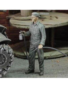 [NO_DESC] Soldier spray painting, 1/48 - Royal Model RM836