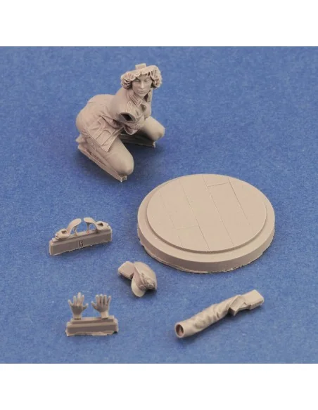 German Officer 'Pin-Up', 1/35 - Royal Model RM842