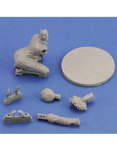German Officer 'Pin-Up' (75mm) - Royal Model RM847