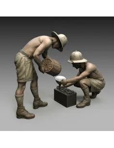 Italian soldiers battery maintenance, 1/35 - Royal Model RM851
