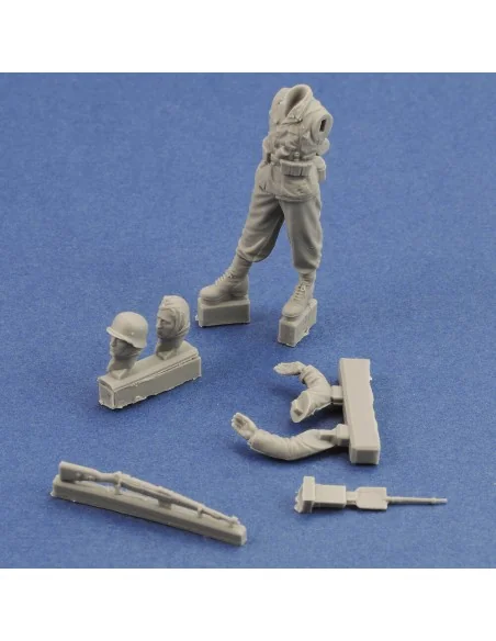 German soldier with rifle, 1/48 - Royal Model RM922