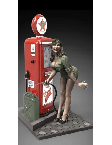 Pin-up at the gas pump (75mm) - Royal Model RM928