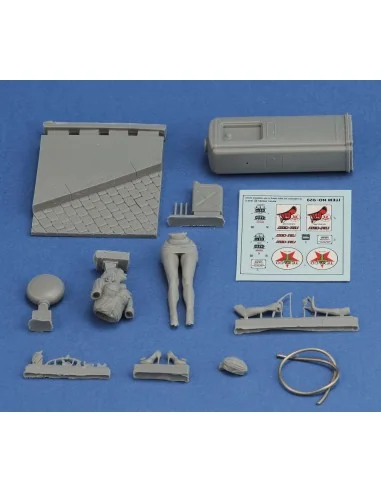 Pin-up at the gas pump, 1/35 - Royal Model RM929