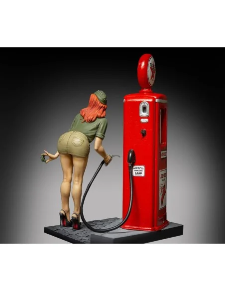 Pin-up at the gas pump, 1/35 - Royal Model RM929