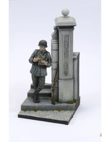 German soldier eating - WWII (75 mm) - Royal Model RM958