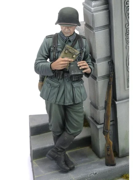 German soldier eating - WWII (75 mm) - Royal Model RM958