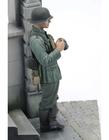 German soldier eating - WWII (75 mm) - Royal Model RM958