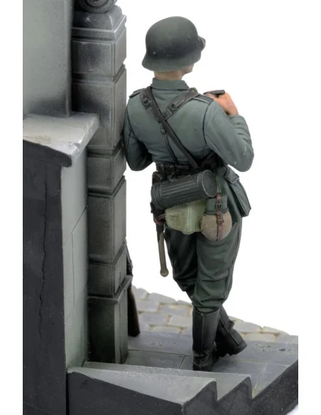 [NO_DESC] German soldier eating - WWII (75 mm) - Royal Model RM958
