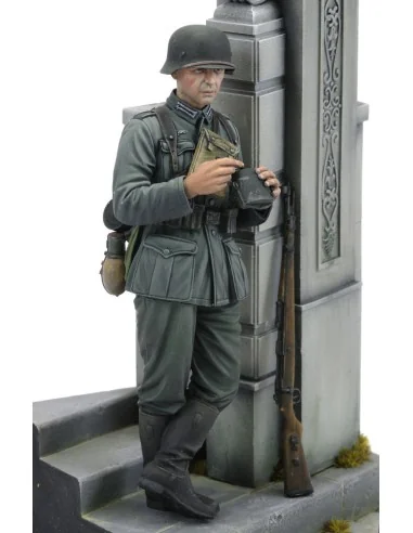 German soldier eating - WWII (75 mm) - Royal Model RM958