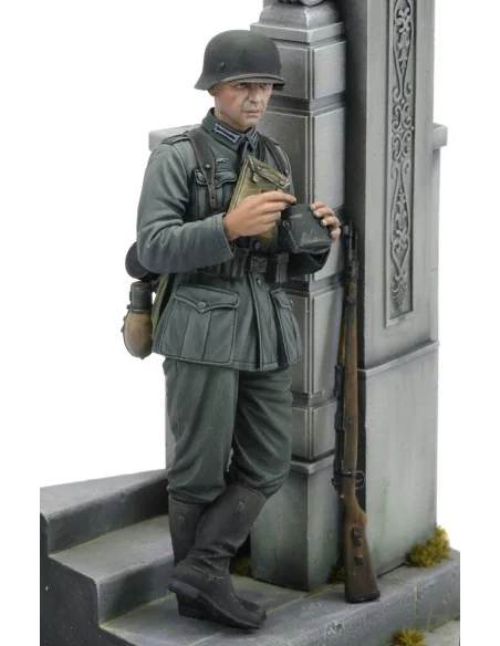 German soldier eating - WWII (75 mm) - Royal Model RM958