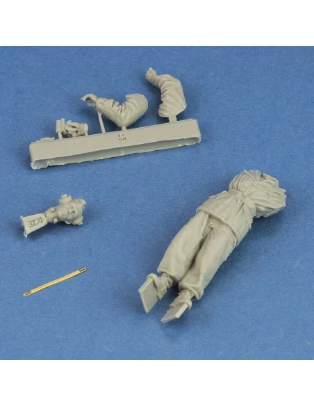German tanker in winter dress with Tiger I Early cupola, 1/35 - Roy...