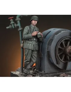 German infantry soldier eating - WWII, 1/35 - Royal Model RM972