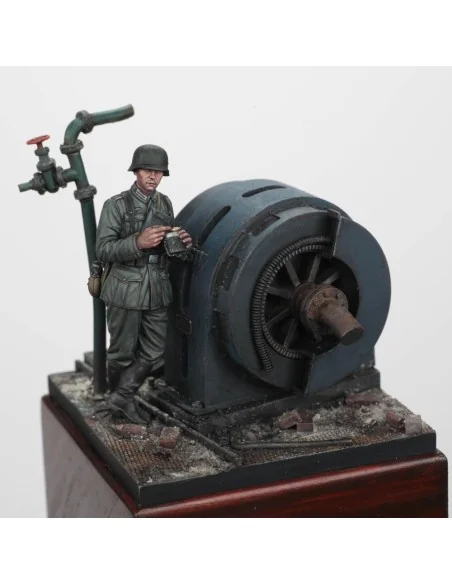 German infantry soldier eating - WWII, 1/35 - Royal Model RM972