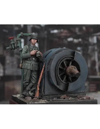 German infantry soldier eating - WWII, 1/35 - Royal Model RM972