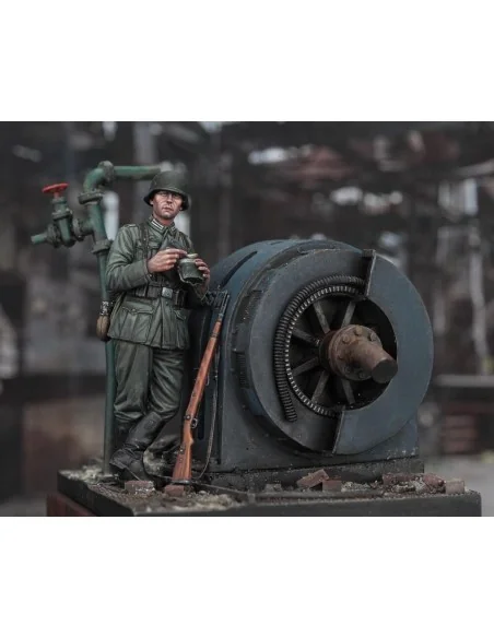 German infantry soldier eating - WWII, 1/35 - Royal Model RM972