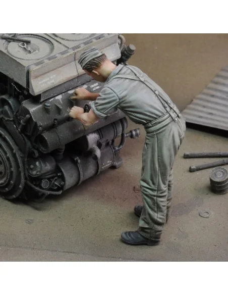 German soldier at work - WWII, 1/72 - Royal Model RM974