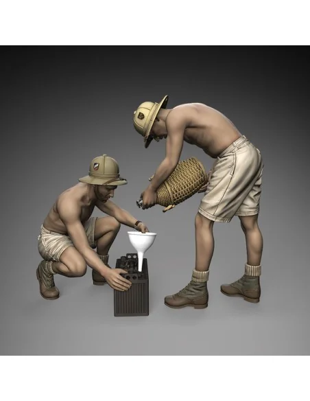 German DAK soldiers battery maintenance, 1/35 - Royal Model RM1083