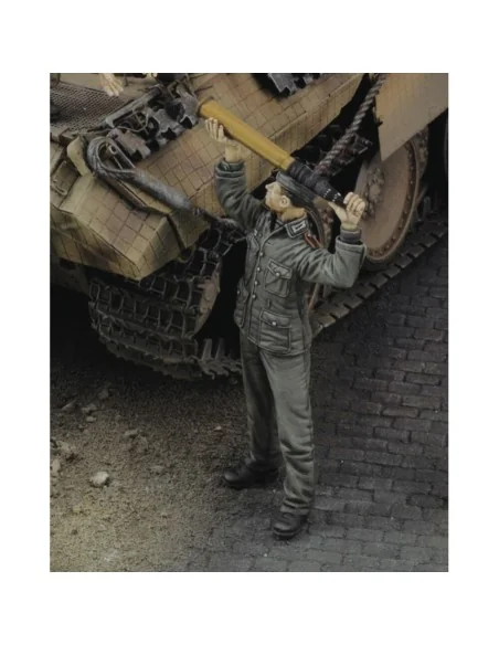 German soldier loading ammo, 1/35 - Royal Model RM1120