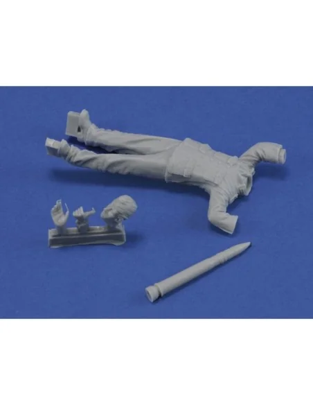 German soldier loading ammo, 1/35 - Royal Model RM1120