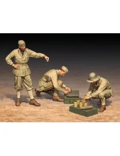 Italian WWII soldiers in North Africa, loading 100/7 100mm artiller...