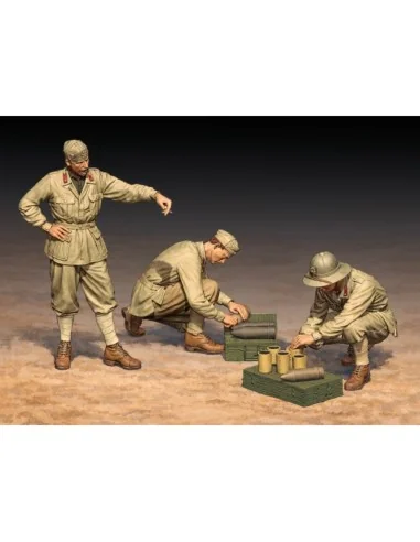 Italian WWII soldiers in North Africa, loading 100/7 100mm artiller...