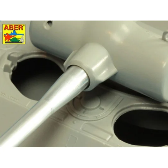 U.S 90 mm M3 barrel with thread protector for tank destroyer M36B1 ...