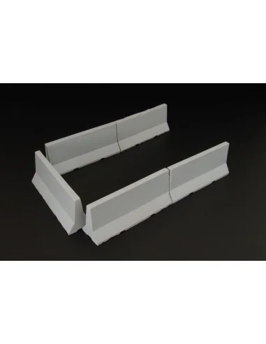 Modern concrete road barriers, 1/48 - Hauler HLF48009