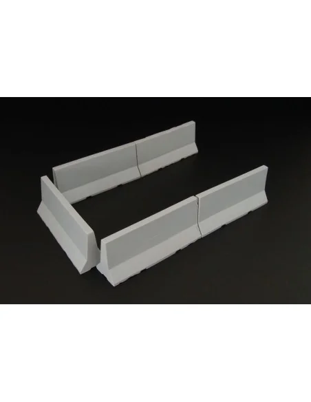 Modern concrete road barriers, 1/48 - Hauler HLF48009