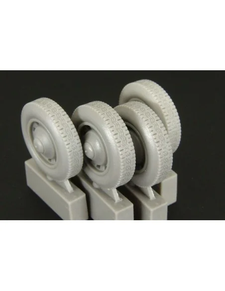 Citroen 11CV wheels, 1/35 - Hauler HLU35020