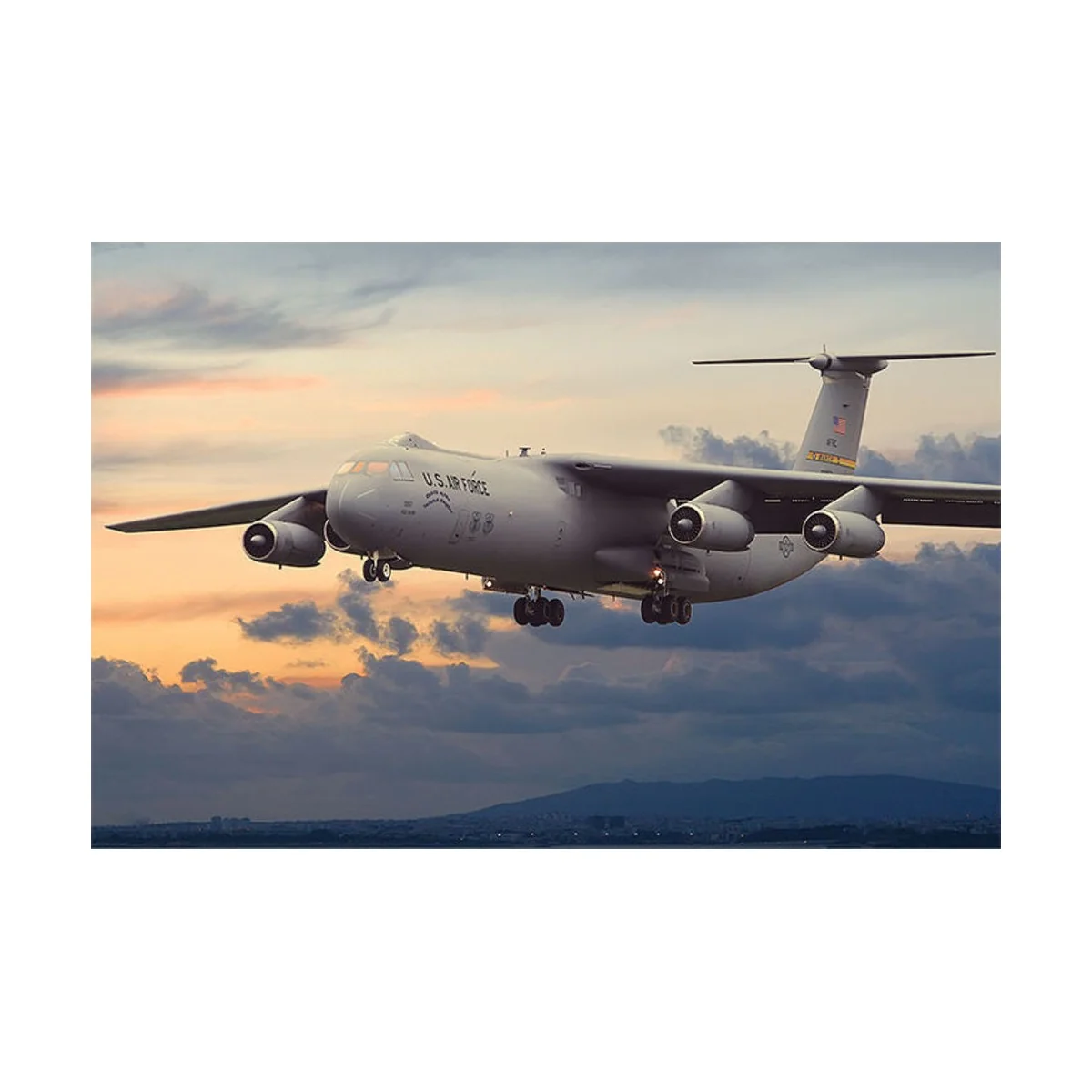 Lockheed C-141B Starlifter, 1/144 - Roden 325