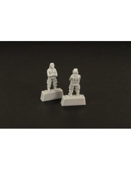 Japanese pilot WWII -(two pieces), 1/144 - Brengun BRL144080