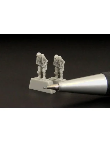 German pilot WWII (two pieces), 1/144 - Brengun BRL144081