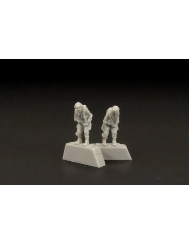 German pilot WWII (two pieces), 1/144 - Brengun BRL144081