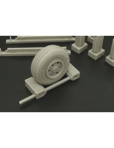 US Navy wheel chocks (modern), 1/32 - Brengun BRL32018