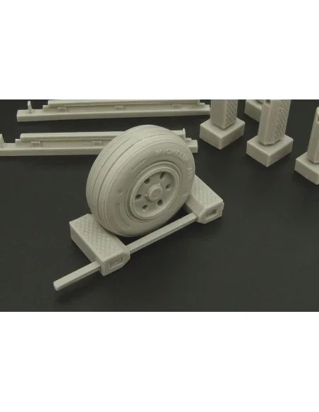 US Navy wheel chocks (modern), 1/32 - Brengun BRL32018