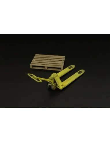 Pallet truck w- palette, 1/32 - Brengun BRL32027