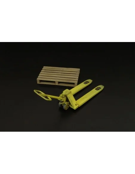 Pallet truck w- palette, 1/32 - Brengun BRL32027