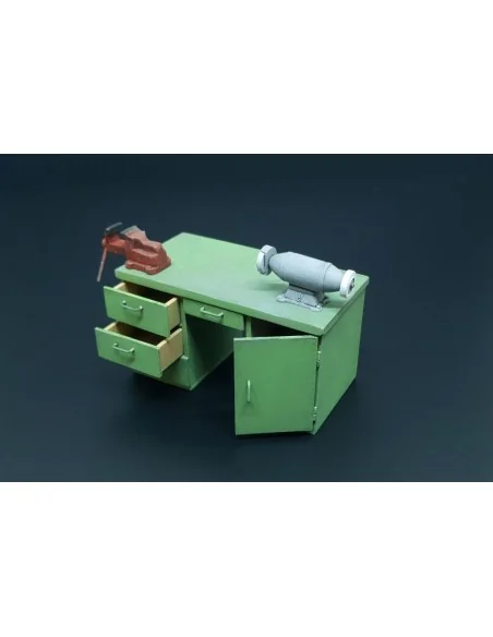Workbench with table grinder and vise, 1/35 - Hauler HLU35116