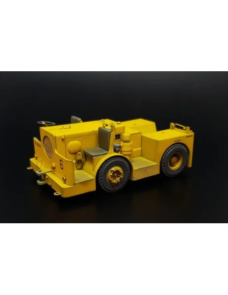 UK Flight Deck Tractor Tugmaster, 1/32 - Brengun BRL32052