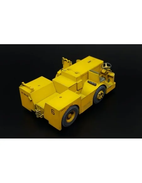 UK Flight Deck Tractor Tugmaster, 1/32 - Brengun BRL32052