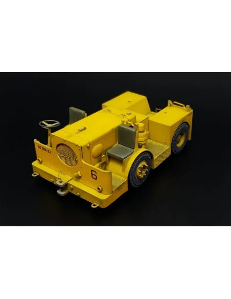 UK Flight Deck Tractor Tugmaster, 1/32 - Brengun BRL32052